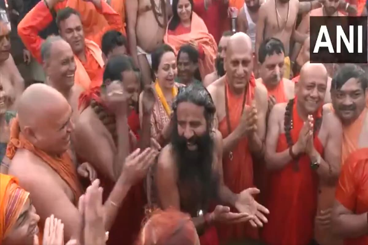 Mahakumbh 2025: स्वामी रामदेव की ऐसी डुबकी देख हंस पड़ी हेमा मालिनी, वीडियो हो रहा वायरल
