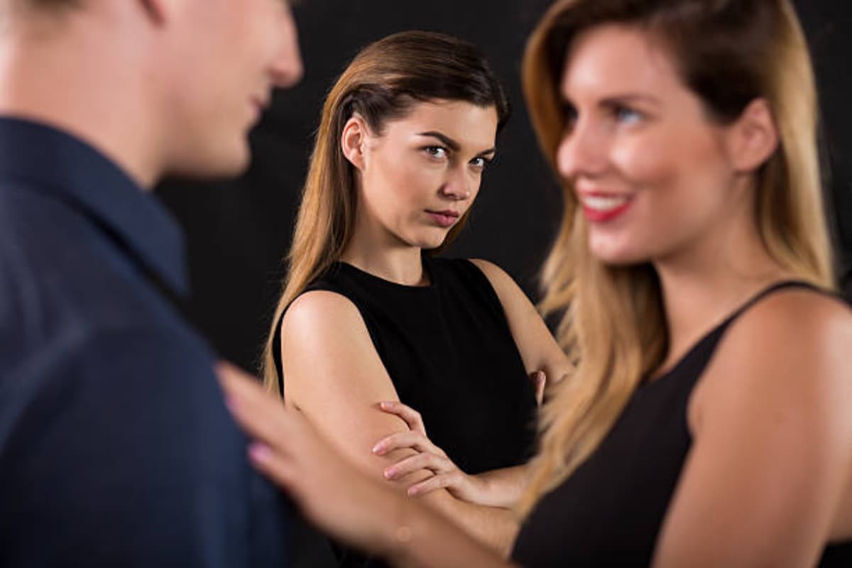 Relationship Tips: कहीं सामने वाला व्यक्ती दोस्ती के नाम पर आपसे रख तो नहीं रहा दुश्मनी? इन संकेतों से लगाएं पता