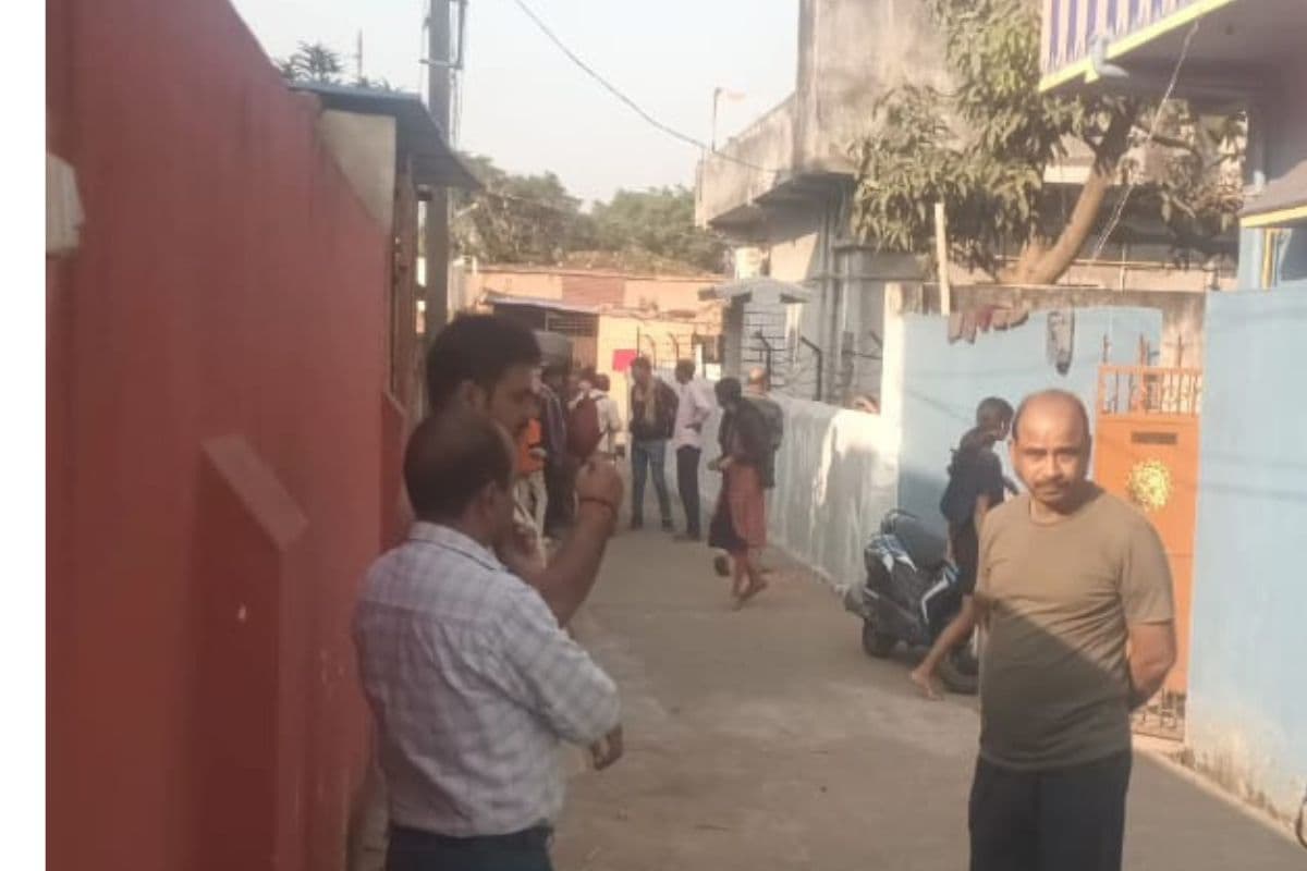 महाकुंभ स्नान कर धनबाद लौट रहे सेना के अधिकारी समेत परिवार के तीन सदस्यों की मौत, प्रयागराज-वाराणसी हाइवे पर हुआ हादसा