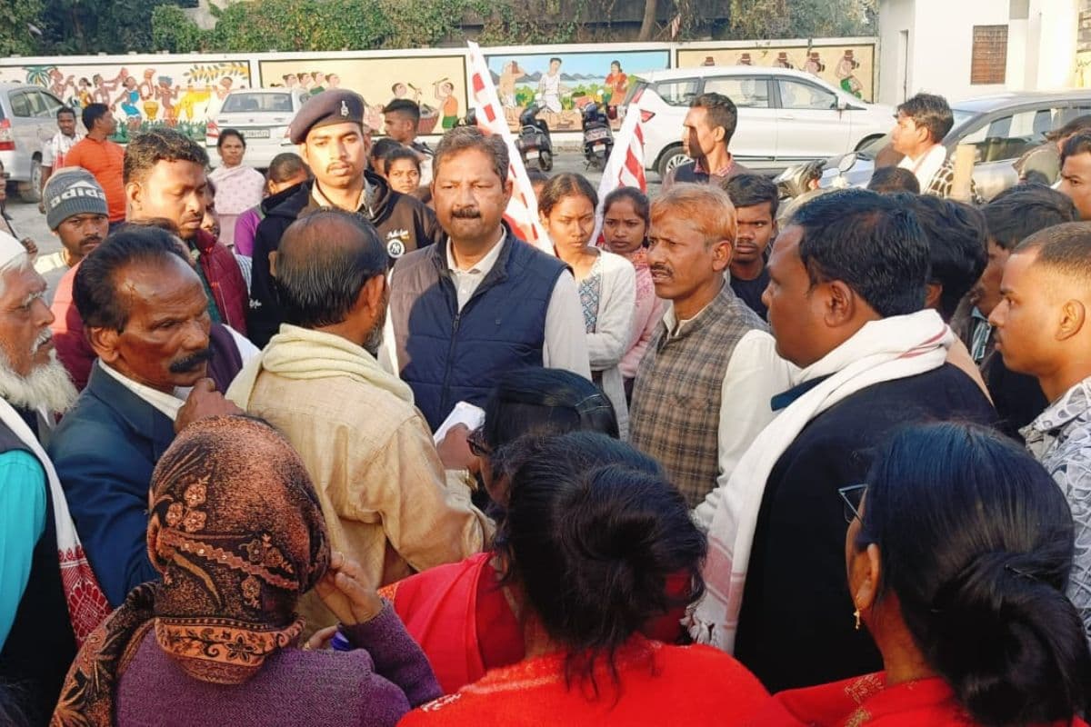 Ranchi News: सरना स्थल जमीन अधिग्रहण के खिलाफ दो घंटे जाम रहा रांची का सिरमटोली चौक, वाहनों की लगीं लंबी कतारें