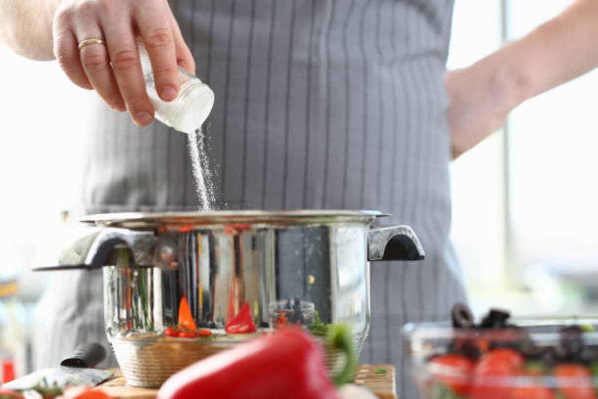 Kitchen Hacks: सब्जी में पड़ गया ज्यादा नमक? घबराएं नहीं, इस तरह बैलेंस करें स्वाद