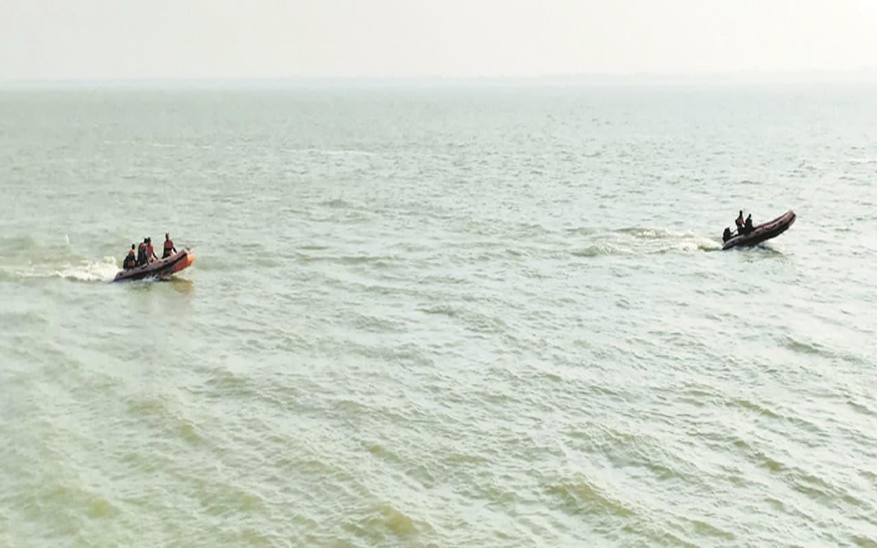 Boat Accident: सीतामढ़ी में बड़ा नाव हादसा, परिवार के चार लोग नदी में बहे, दो की मौत