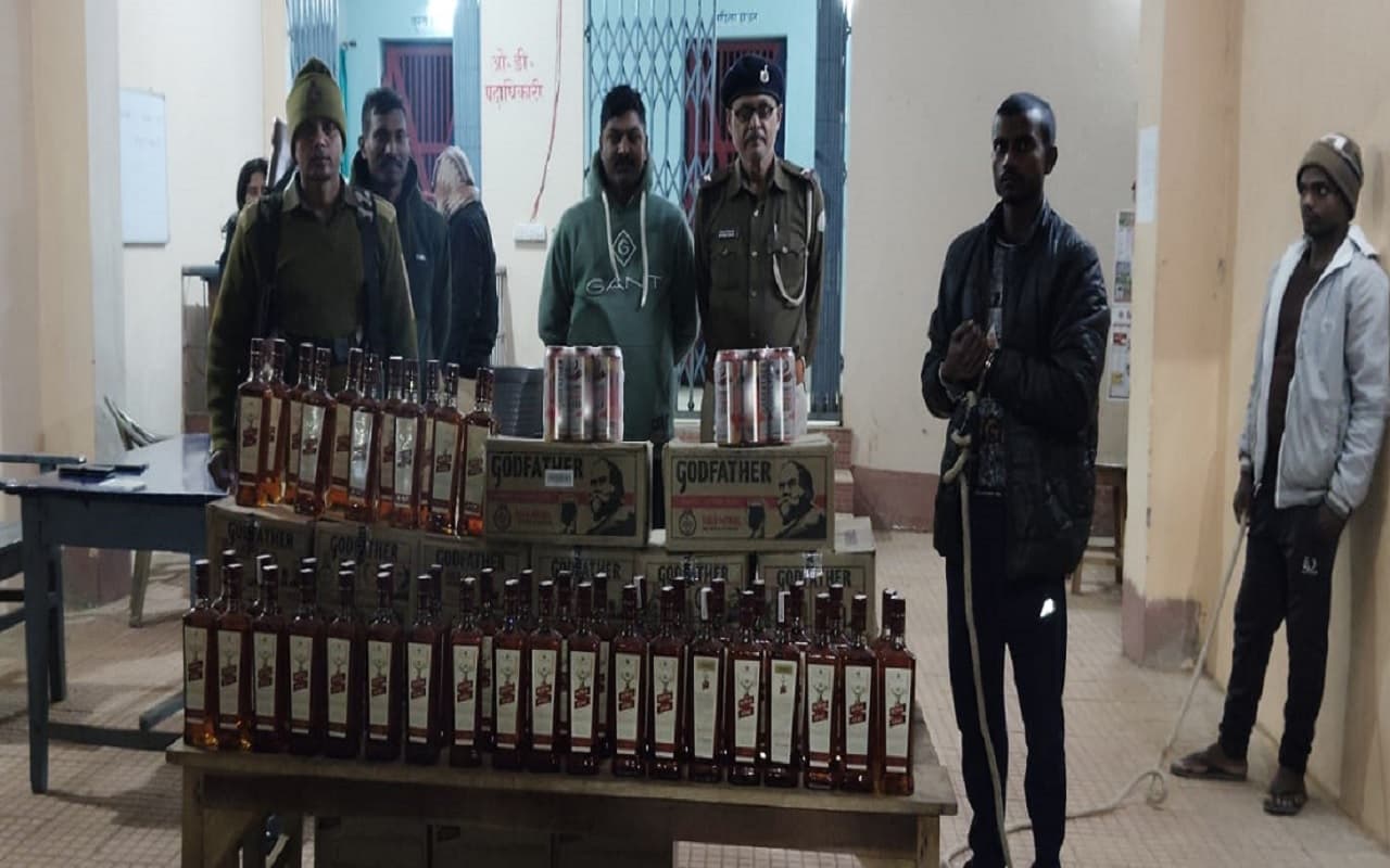 देवघर से बिहार पहुंची शराब और बीयर लदी कार, चेकपोस्ट से फिल्मी अंदाज में खदेड़कर पुलिस ने पकड़ा