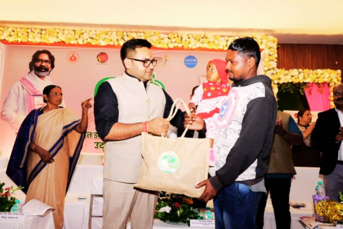 झारखंड से कुपोषण खत्म करने की पहल, ‘शिशु शक्ति’ खाद्य पैकेट का वितरण शुरू