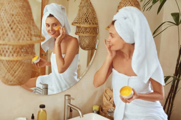 Skincare Tips: चेहरे की खूबसूरती बढ़ाने के लिए करते हैं हल्दी का इस्तेमाल? पहले जान लें इससे होने वाले नुकसान