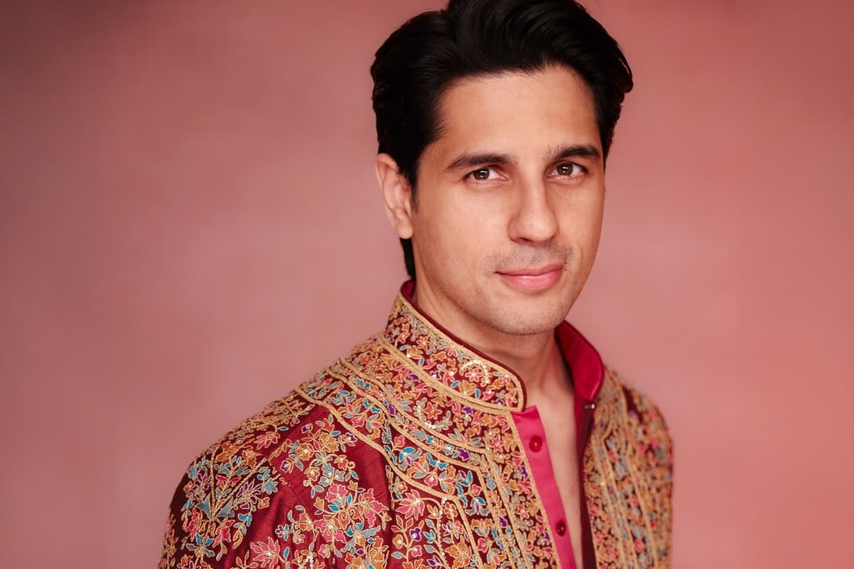 Sidharth Malhotra Net worth: कितने करोड़ के मालिक हैं सिद्धार्थ मल्होत्रा, एक फिल्म के लिए इतना करते हैं चार्ज