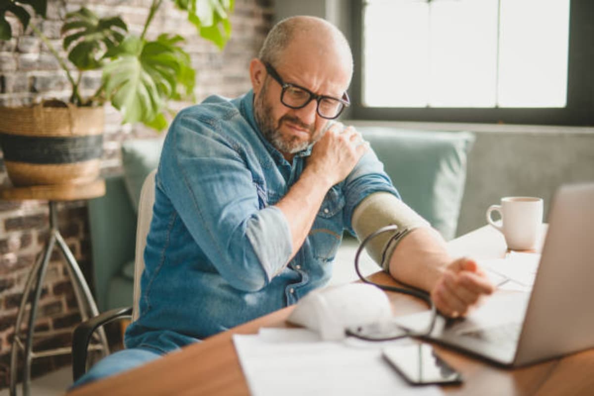 Health Tips: अगर शरीर में इन जगहों पर है दर्द तो न करें नजरअंदाज, हार्ट अटैक के हो सकते हैं संकेत