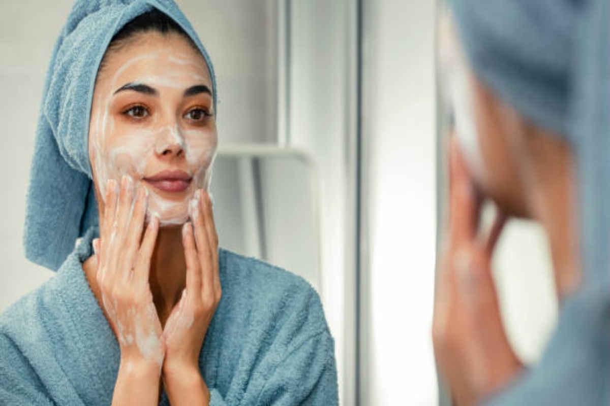 Skin care tips: मेकअप हटाने के बाद स्किन केयर करने का जाने सही तरीका
