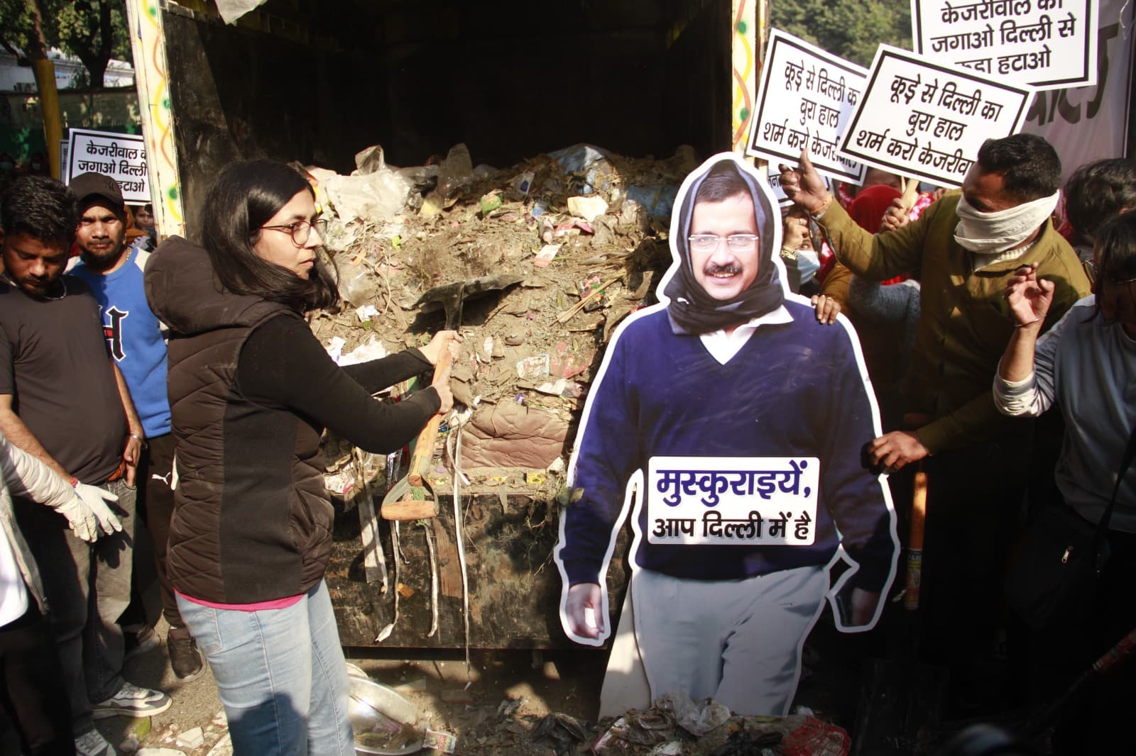 AAP: केजरीवाल के आवास के बाहर स्वाति मालीवाल ने सफाई को लेकर किया प्रदर्शन