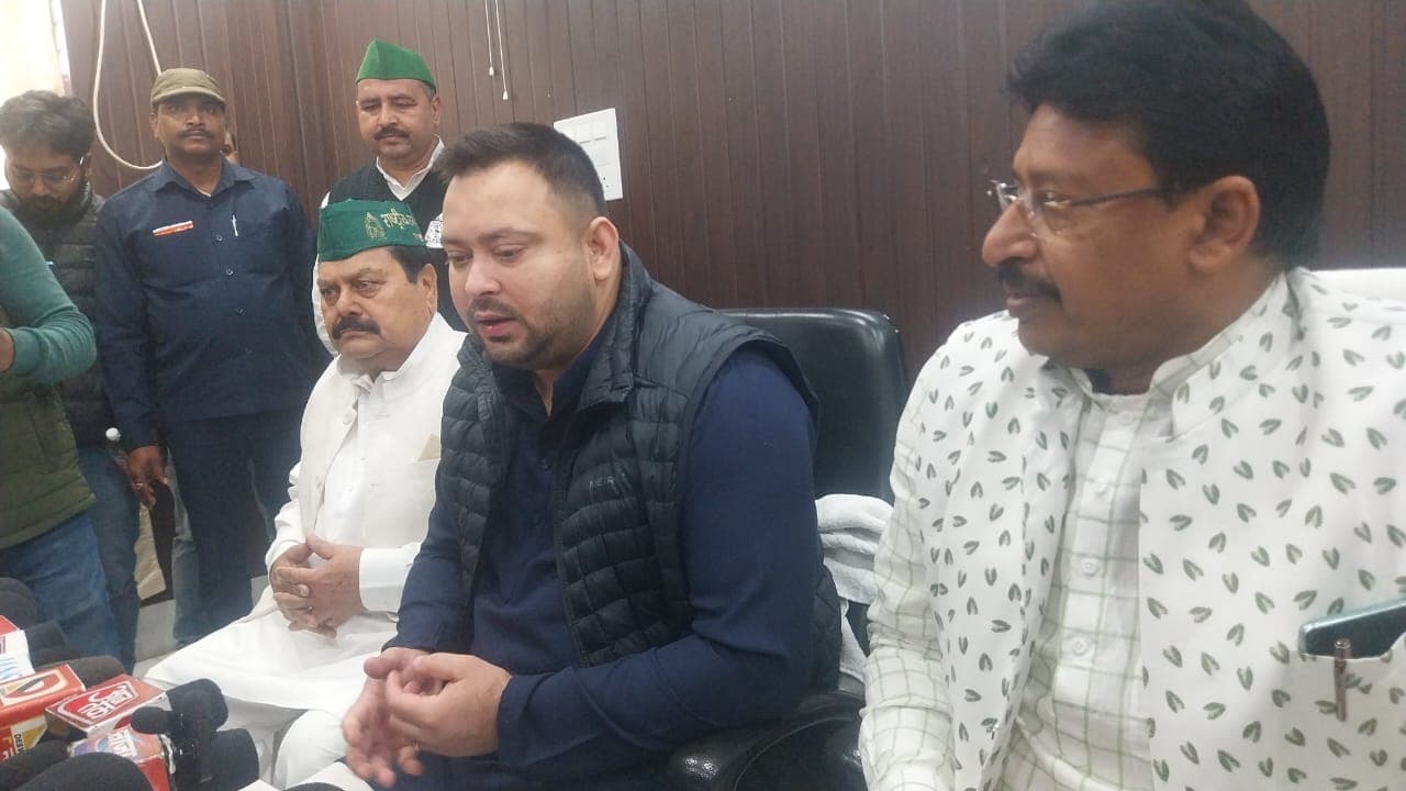 तेजस्वी यादव का नीतीश कुमार पर हमला, बोले- रिटायर्ड अधिकारियों को साथ लेकर घूम रहे सीएम