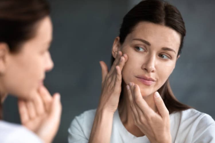Skincare Tips: सर्दियों में स्किन बार-बार हो रही ड्राई? इस तरह रूखेपन और खुजली से त्वचा को रखें सुरक्षित