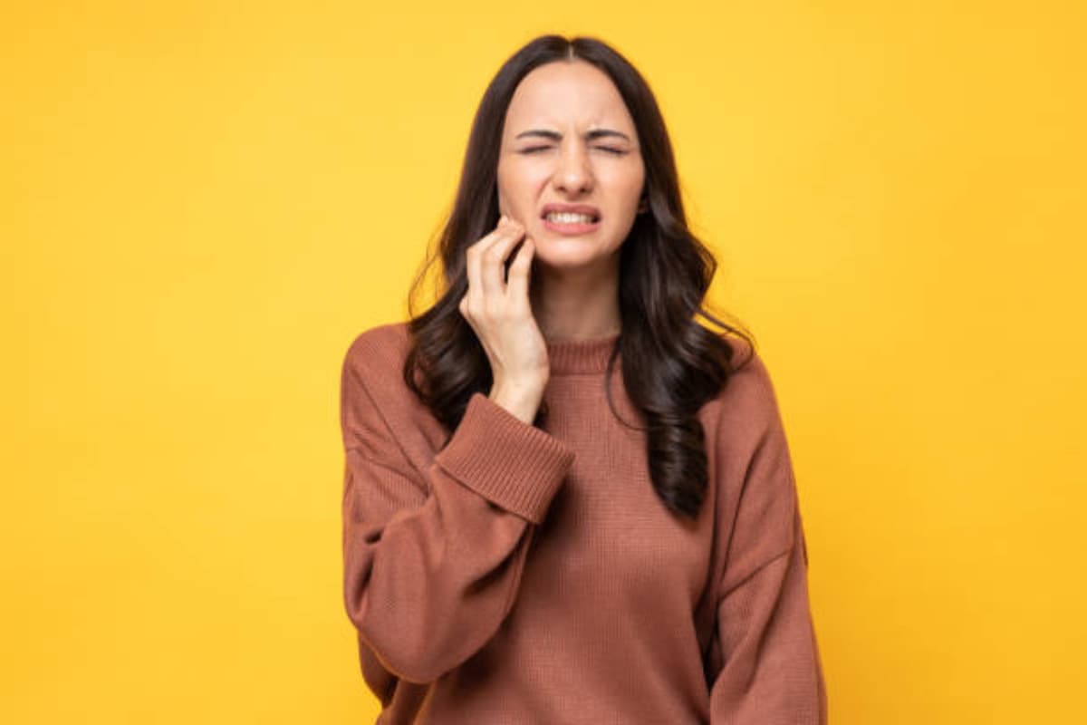 Toothache Remedy: अचानक हो दांतों में दर्द तो घबराएं नहीं, किचन में मौजूद इन चीजों का करें इस्तेमाल