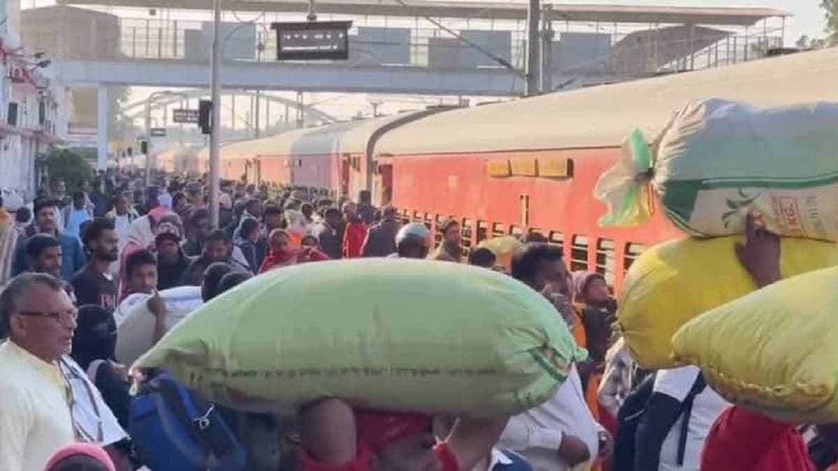 महाकुंभ के लिए कम पड़ गये रेलवे के इंतेजाम, भीड़ के बीच ट्रेनों पर चढ़ने के दौरान लोग हो रहे चोटिल