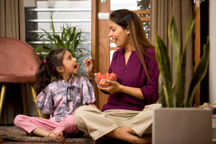 Vastu Tips: गलती से भी घर पर इस जगह न करें भोजन, रुक जाएगा पैसों का आना हो जाएंगे कंगाल