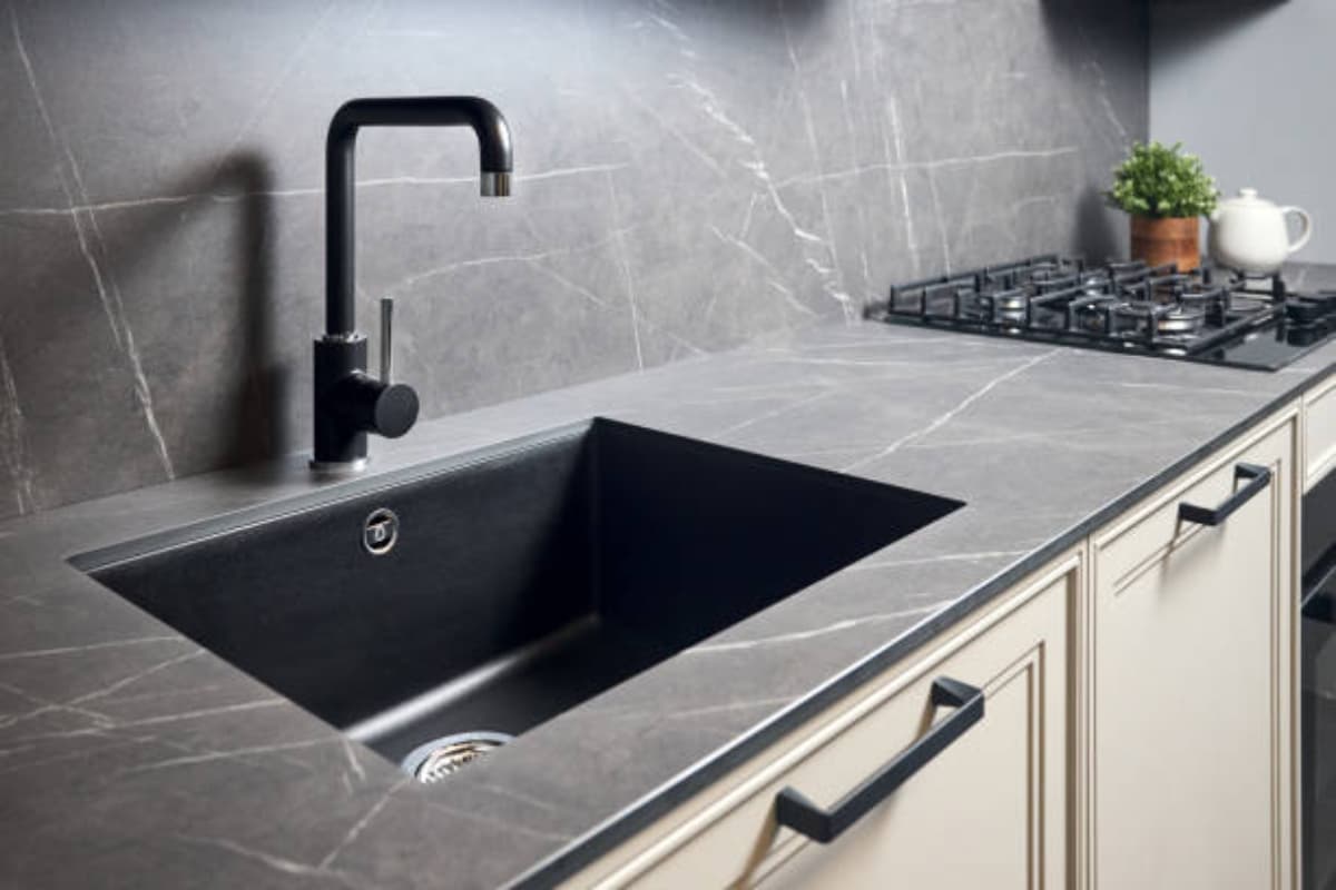 Vastu Tips For kitchen : किचन की नाली में कभी न फेंके गर्म पानी, घर से चली जाती है लक्ष्मी