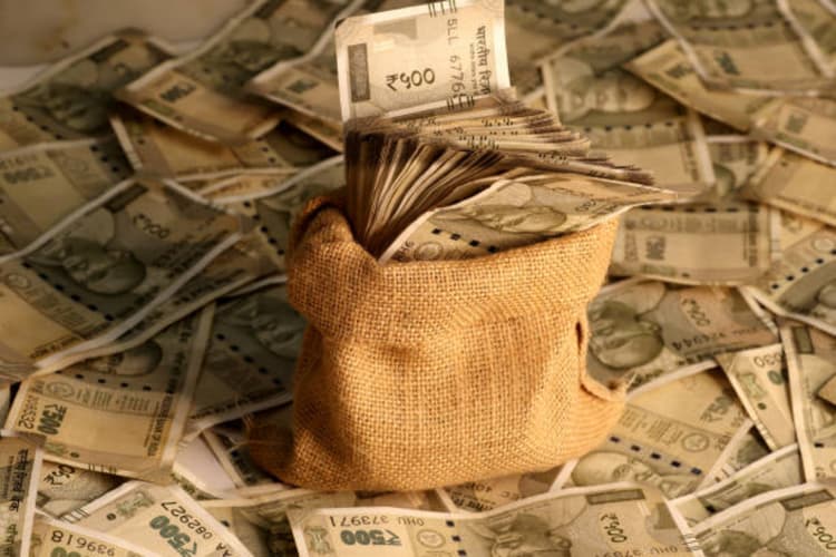 Vastu Tips: पैसा रखने का ये है सही तरीका, तभी कम होगी घर की गरीबी