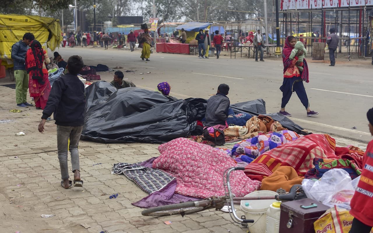 बिहार में प्रचंड ठंड के बीच मौत का तांडव, रेल यात्री और स्कूल की रसोइया ने तोड़ा दम, कक्षा में बेहोश हुई छात्रा