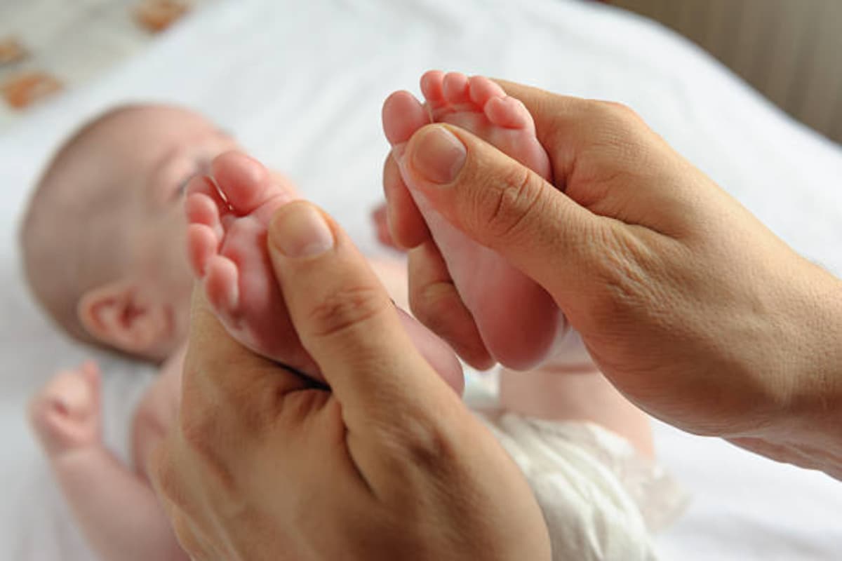 Parenting Tips: शिशु की मालिश करते समय इन तेलों का ना करें इस्तेमाल, जानें क्या है कारण
