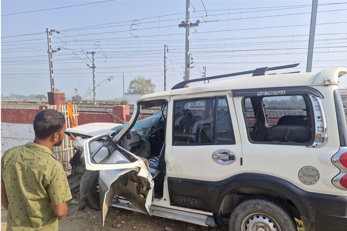 कैमूर में स्कार्पियो कंटेनर से टकराई