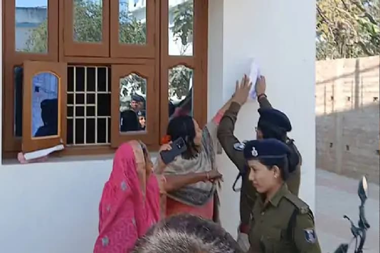 Mokama Golikand: मोनू के घर पुलिस ने   चिपकाया इश्तेहार, सोनू- मोनू की बहन ने किया विरोध
