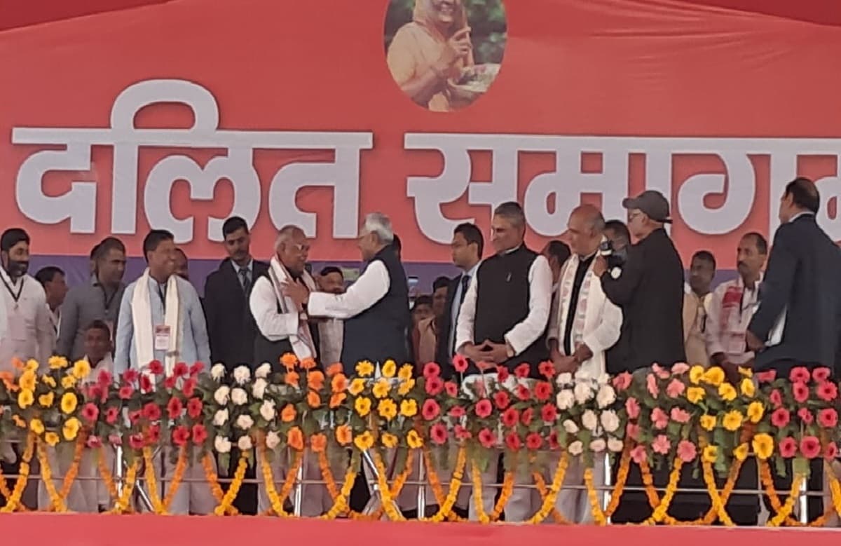 दलित समागम में पहुंचे सीएम नीतीश कुमार,दो मिनट में ही चले गए, मांझी ने सीएम से की ये मांग