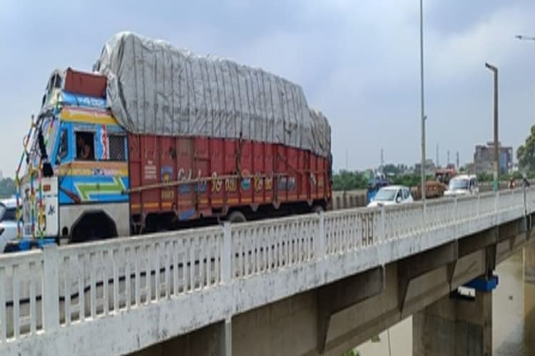 Hajipur News : नया गंडक पुल से अपने लेन में ही चलेंगी गाड़ियां, दूसरे लेन में घुसने पर कटेगा चालान