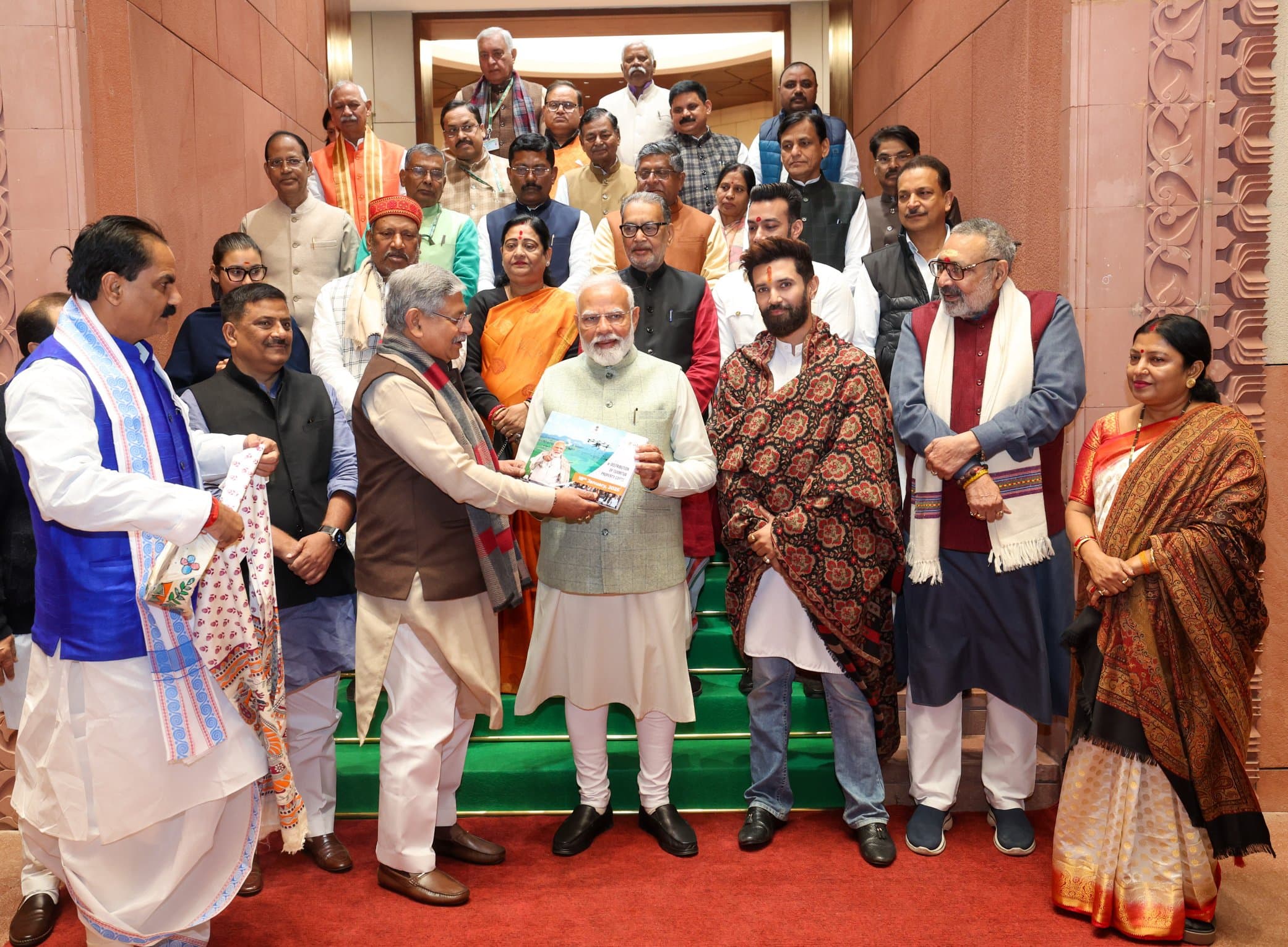 NDA: बिहार के एनडीए सांसदों ने प्रधानमंत्री से मिलकर दिया एकजुटता का संदेश