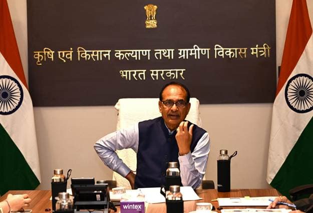 Rural Development: किसानों के हित में पूरी संवेदना के साथ काम करें अधिकारी