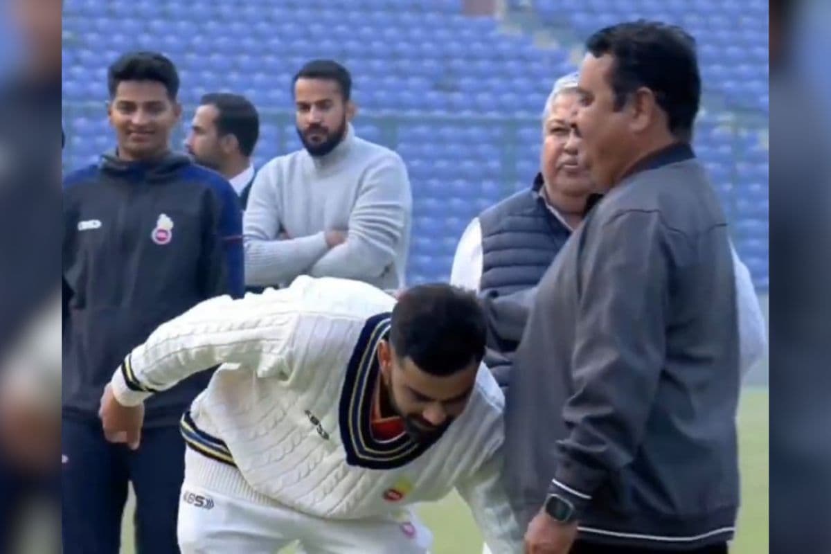 गुरु के पैरों पर गिरा किंग! बचपन के कोच को सम्मान देकर छा गए संस्कारी विराट कोहली