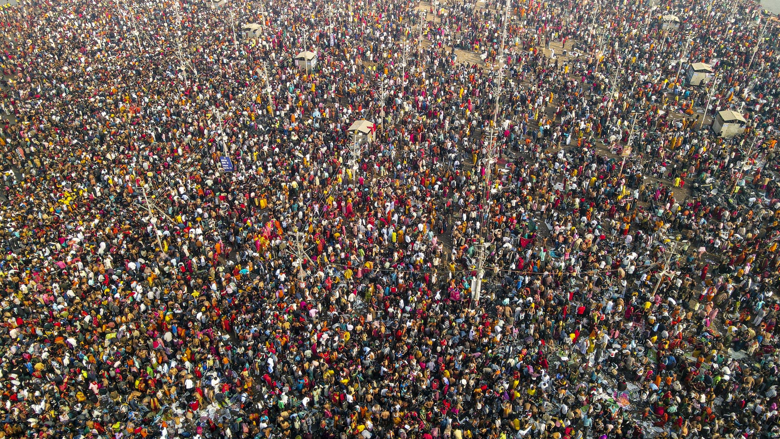 Mahakumbh 2025: ट्रेनें फुल, सड़कों पर जनसैलाब, 17 फरवरी को 1.35 करोड़ लोगों ने संगम में लगाई डुबकी, Photos