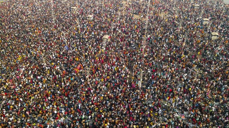 Mahakumbh 2025: ट्रेनें फुल, सड़कों पर जनसैलाब, 17 फरवरी को 1.35 करोड़ लोगों ने संगम में लगाई डुबकी, Photos