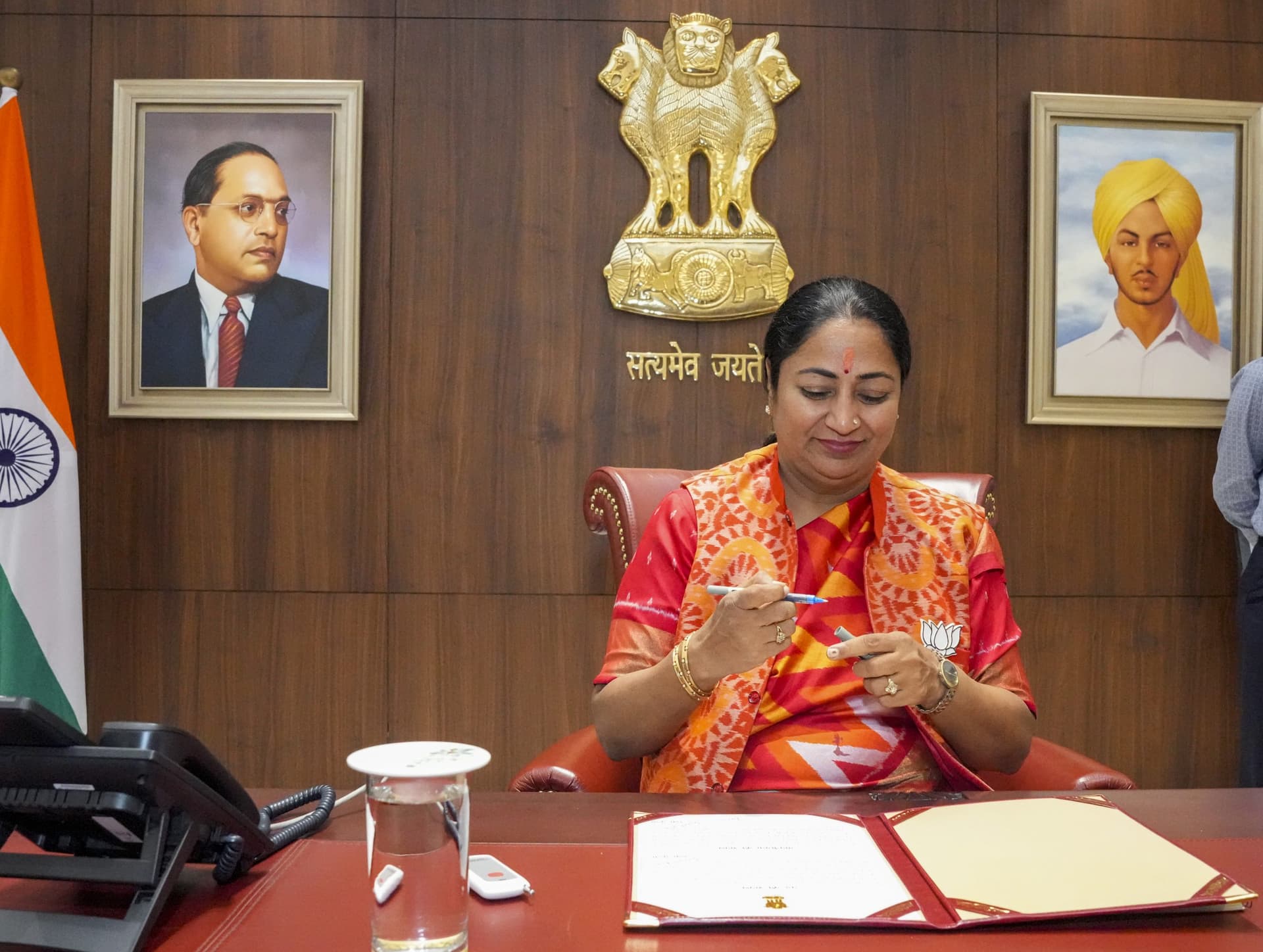 Rekha Gupta Salary: सीएम रेखा गुप्ता की कितनी होगी सैलरी, जानें क्या-क्या मिलेंगी सुविधाएं