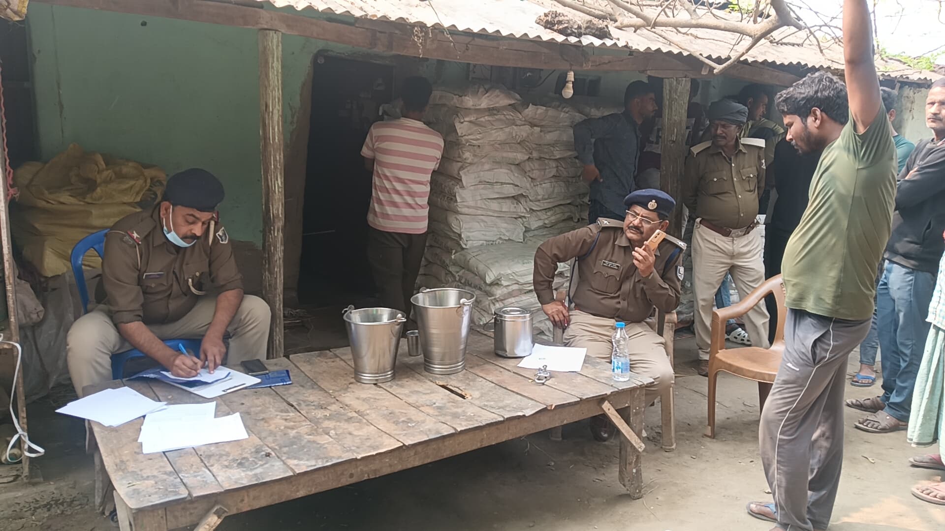 बिहार के सीमांचल में जेसीबी ड्राइवर की मौत बनी पहेली, पड़ोस में मिली लाश, फरार है दूसरी पत्नी