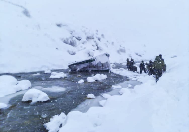 IMD Red Alert: उत्तराखंड में भारी बर्फबारी, चमोली समेत इन इलाकों के लिए रेड अलर्ट जारी