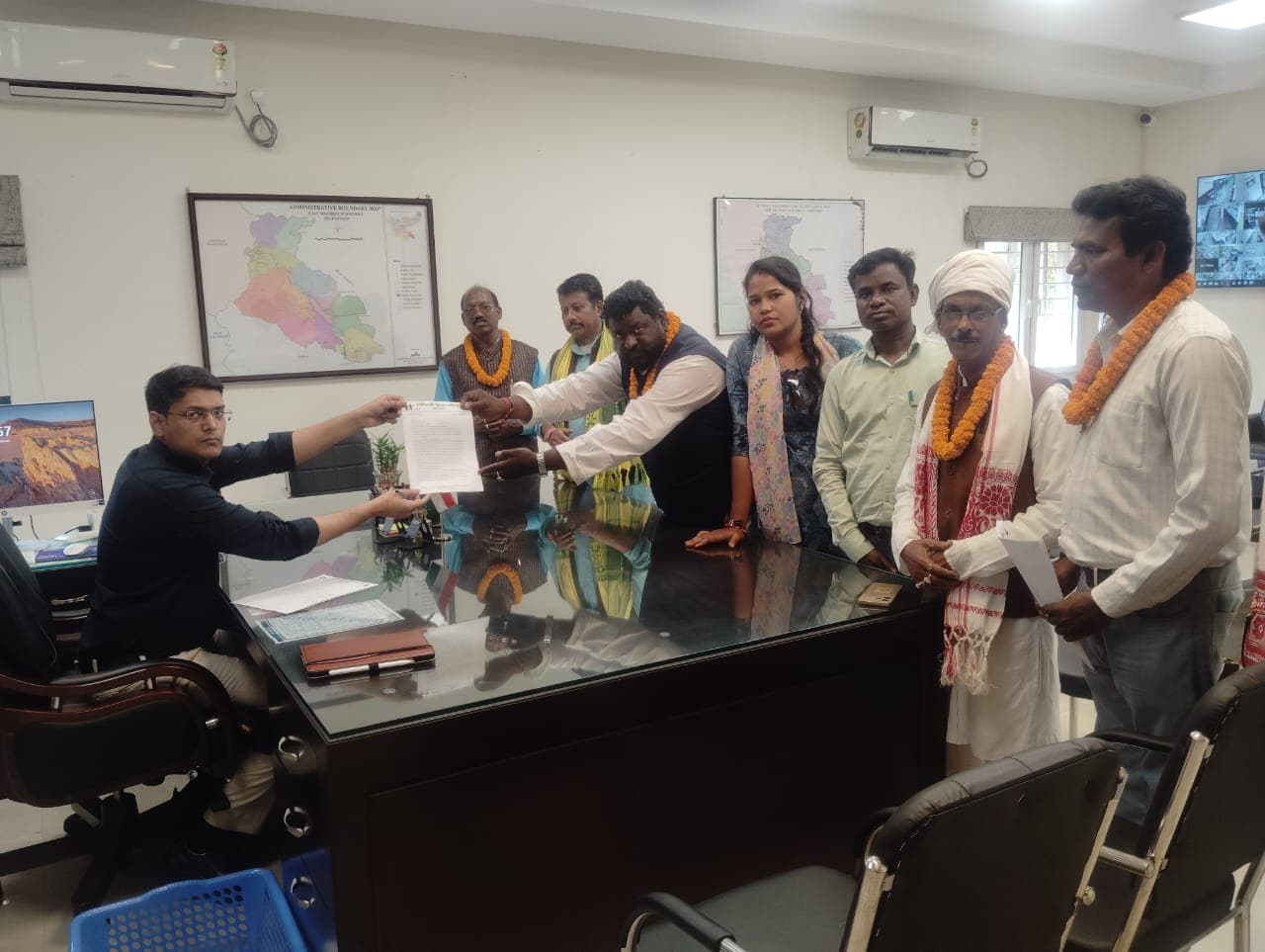 Tribal News : सरकारी भवनों में संताली भाषा में नाम लिखने की मांग