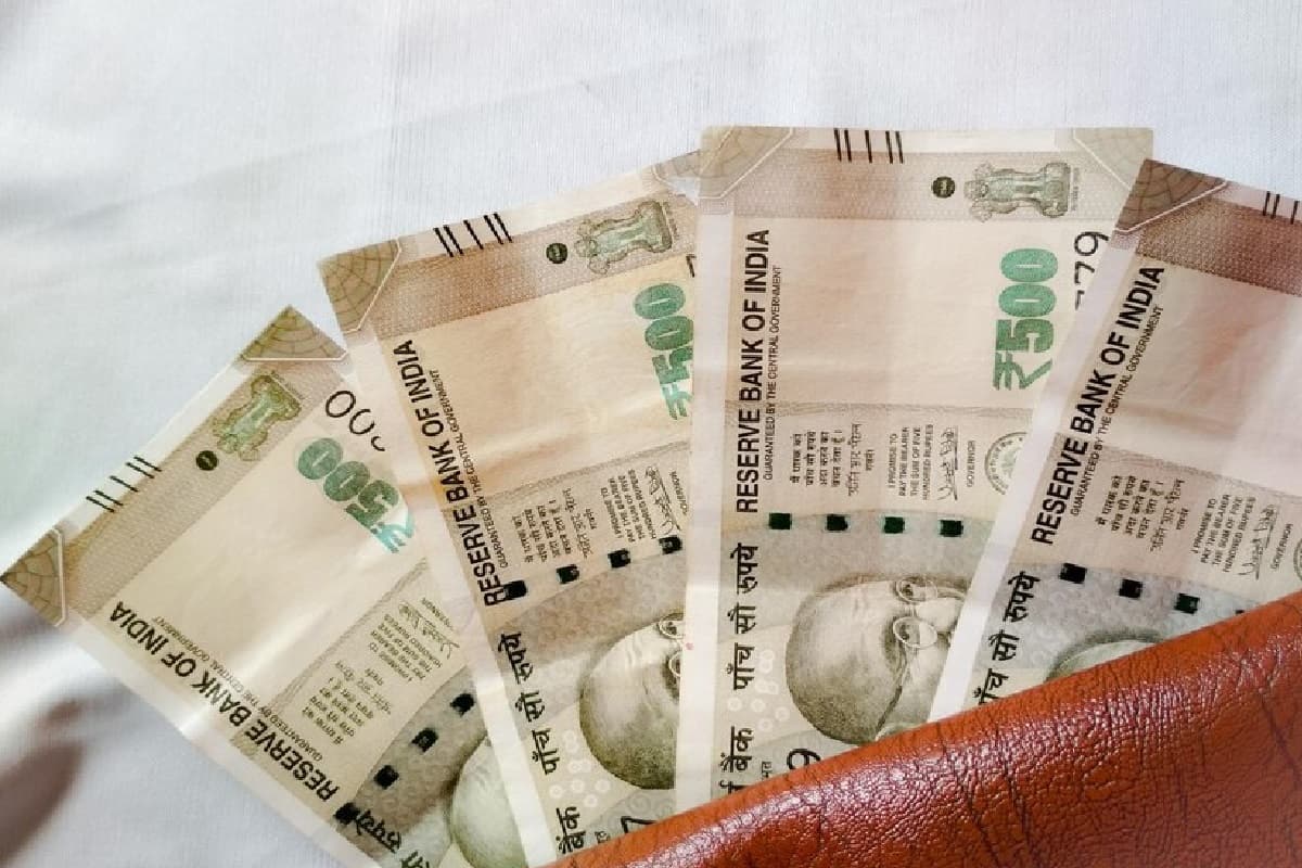 8th Pay Commission: सरकारी कर्मचारियों की सैलरी और पेंशन में कितनी होगी बढ़ोतरी? जानिए पूरा गणित