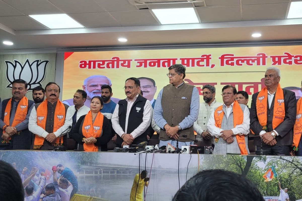 Delhi Election 2025: दिल्ली चुनाव से पहले अरविंद केजरीवाल को तगड़ा झटका, AAP के 8 विधायक BJP में शामिल