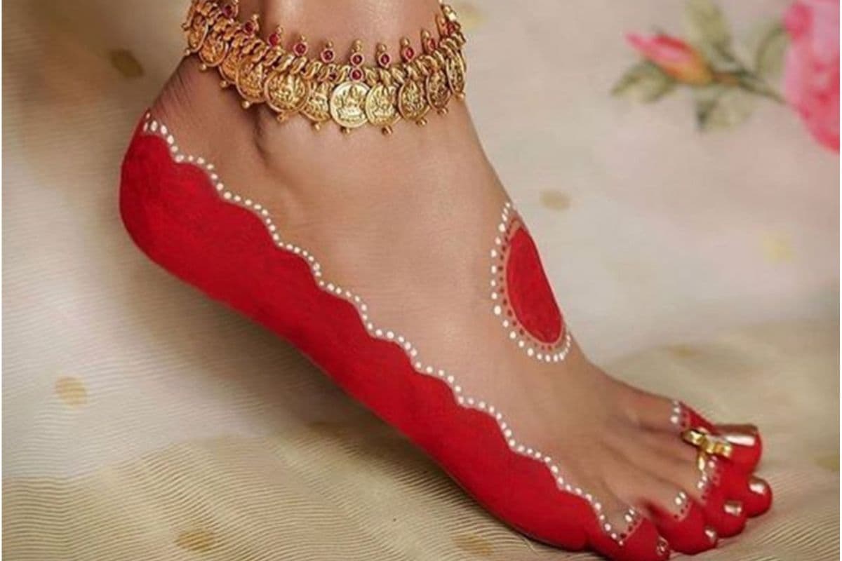 Alta For Husband's Success: पैरों में आलता लगाने से होती है पति की तरक्की, मिलते हैं कई फायदे