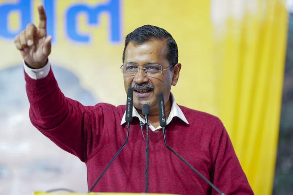 Viral Video: गड्ढे में गिरे ‘केजरीवाल’, मीम्स वायरल