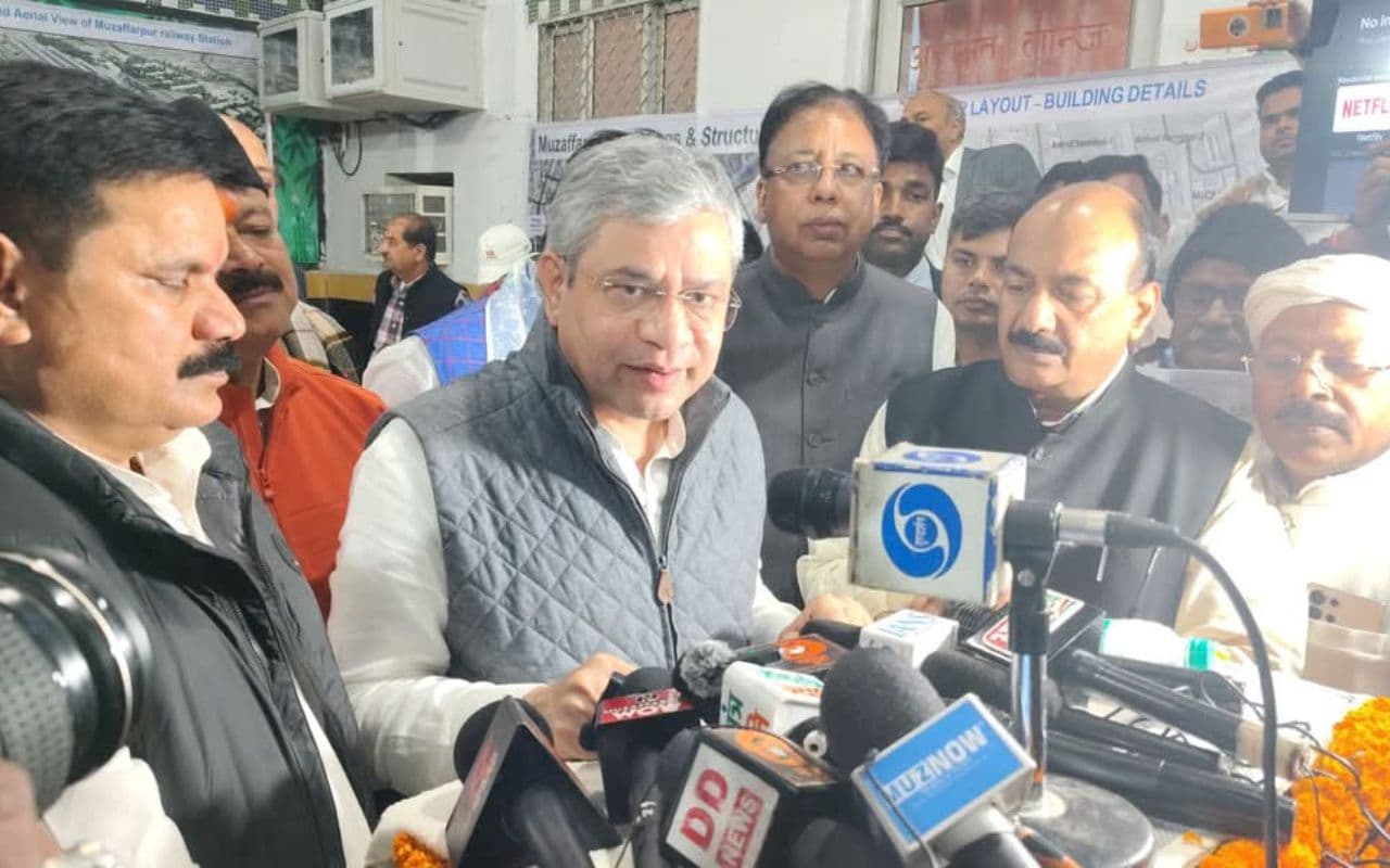 Bihar : अश्विनी वैष्णव ने बेतिया में आरओबी का किया लोकार्पण, मुजफ्फरपुर में स्टेशन के पुनर्विकास कामों का लिया जायजा