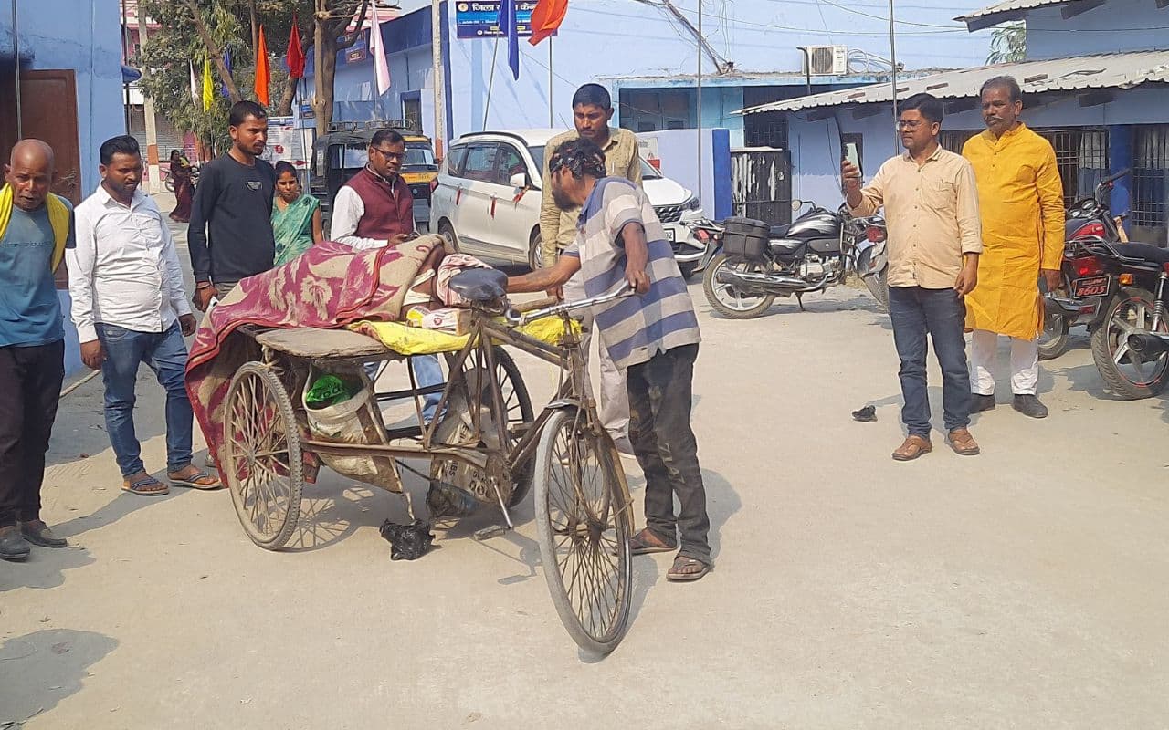 Video: जिले में 18 एंबुलेंस फिर भी ठेला से ढोया गया मरीज, अस्पताल से एक किमी दूर हुआ था एक्सीडेंट