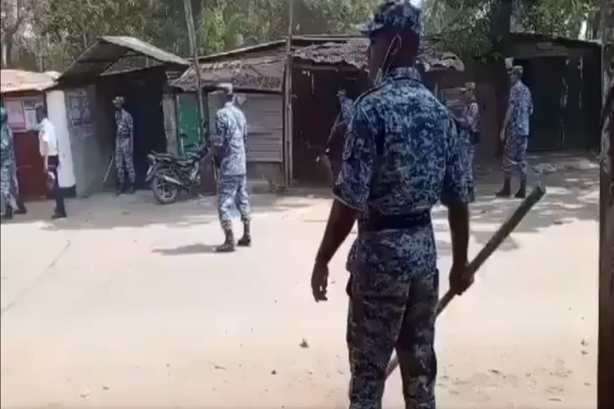 Bangladesh Attack: एक की मौत कई घायल, बांग्लादेश में भड़की हिंसा, कॉक्स बाजार एयरबेस पर उपद्रवियों का धावा