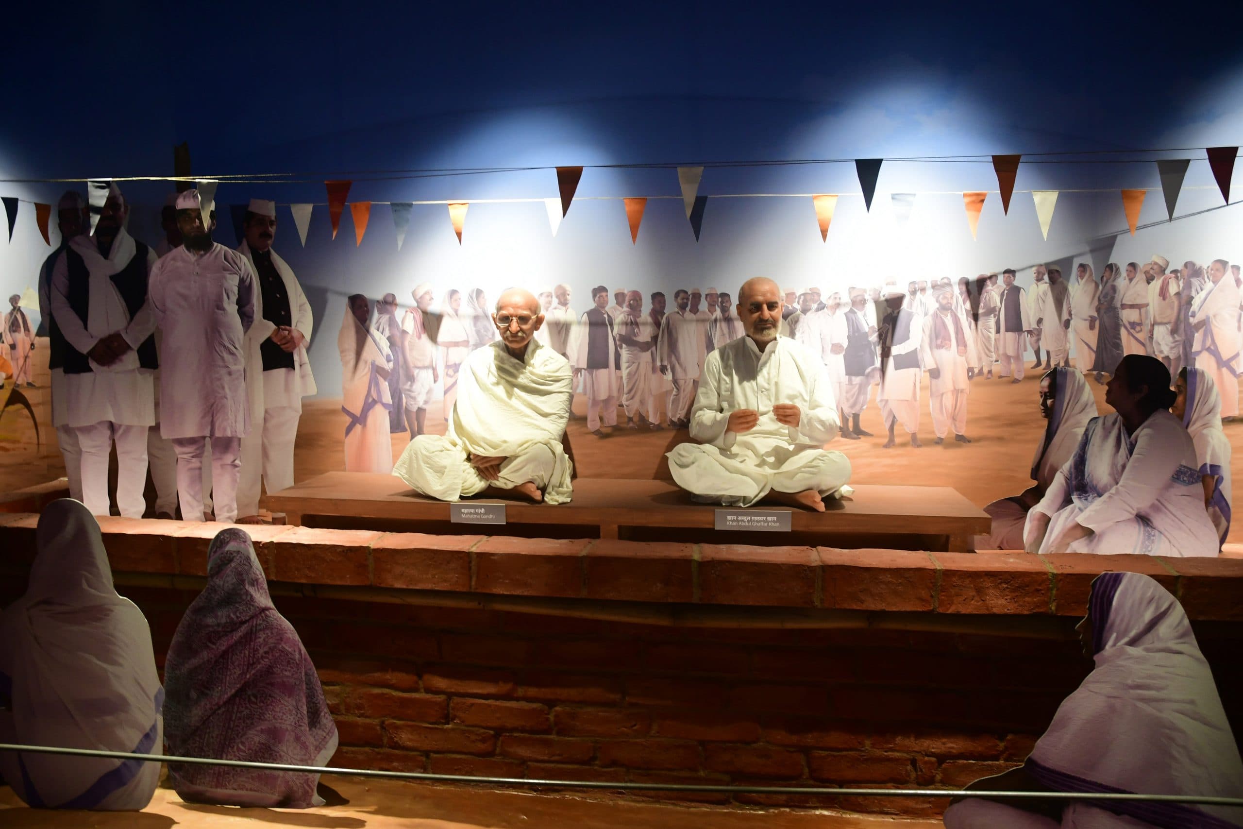 आईसक्रीम कोन की तरह दिखने वाला और रात में सोने की तरह चमकने वाले टावर की जानिए खासियत