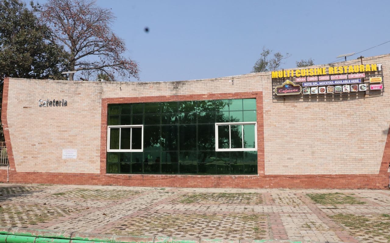 Bhagalpur News: सिल्क सिटी भागलपुर की 'धड़कन सैंडिस कंपाउंड' पर 44.60 करोड़ खर्च, सेवा-सुविधाएं तालों में कैद