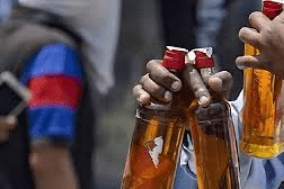 Bihar Crime: पुलिस लिखे गाड़ी से भारी मात्रा में शराब बरामद, कार छोड़ फरार हुआ ड्राइवर