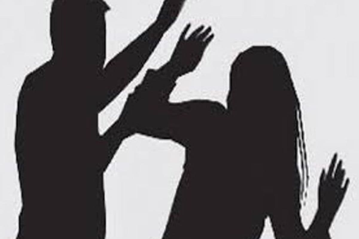 मुजफ्फरपुर में प्रेमी ने पूर्व प्रेमिका को बीच सड़क पर पीटा  , सड़क पर मचा हंगामा