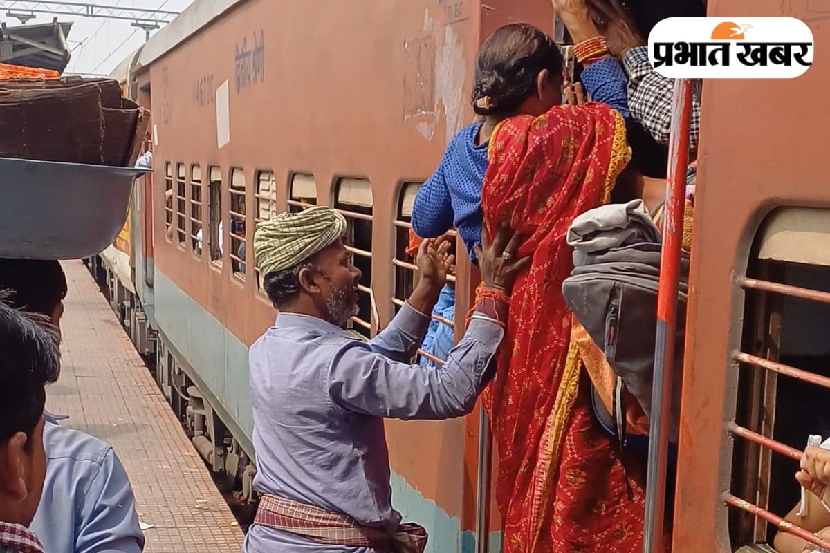 चलती ट्रेन में लटकी थी बुजुर्ग महिला, जंक्शन पर समोसा बेचने वाले ने ऐसे बचाई जान