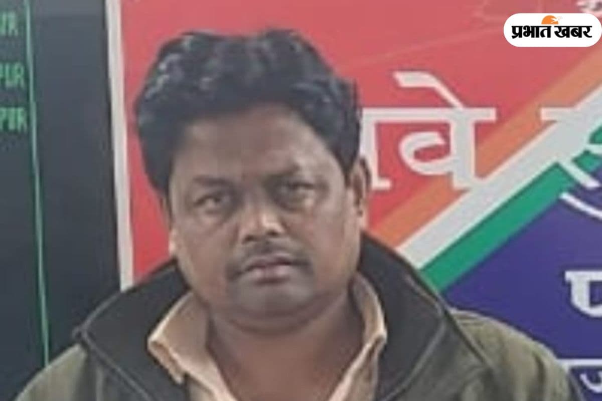 टिकट चेकिंग के नाम पर चल रहा था ठगी, मुजफ्फरपुर जंक्शन पर फर्जी TTE रंगे हाथों गिरफ्तार