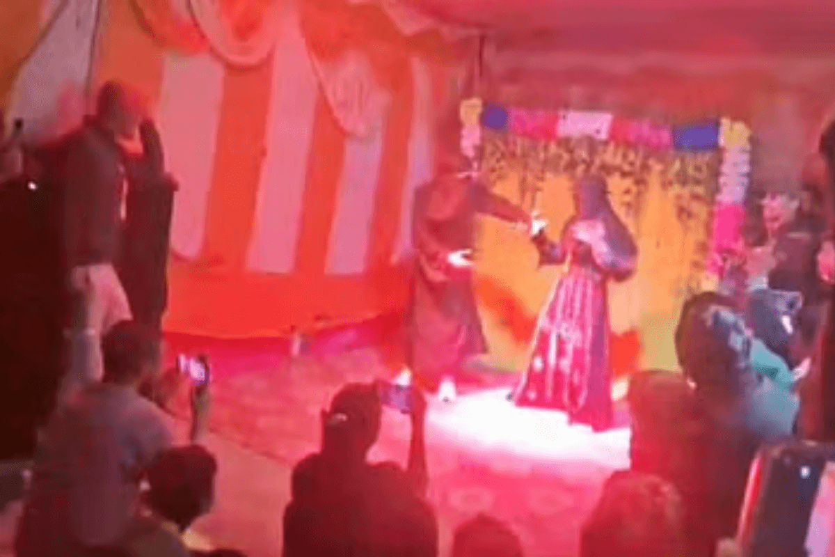 Bihar News: सरस्वती पूजा पंडाल में बुर्का पहनकर दो युवकों ने अश्लील गाने पर किया डांस, पुलिस ने लिया एक्शन