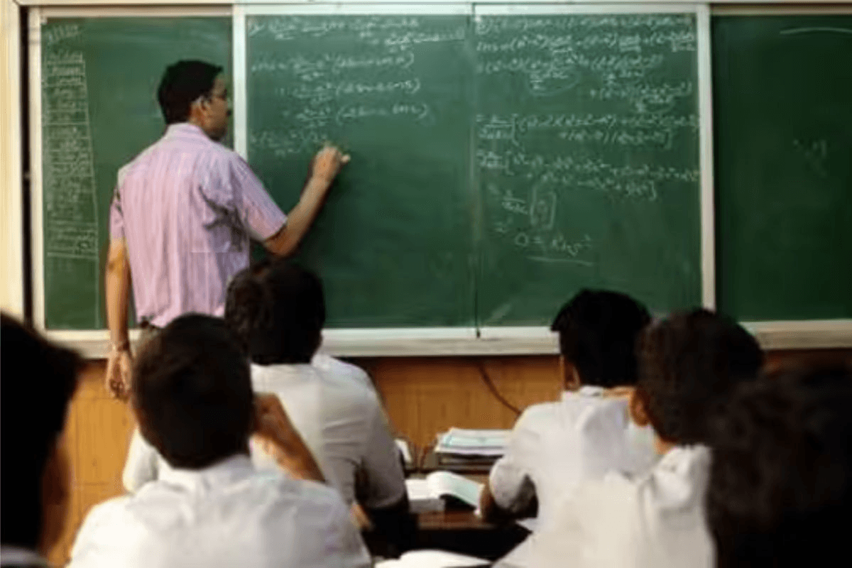 हाय रे आशिक मिजाज शिक्षक! छात्रा को GF बनाने का दिया खुला ऑफर, बोले गुरुदक्षिणा में एकलव्य ने अंगूठा दिया तुम… 